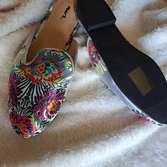 Slip On Embroidered - Picture 3 of 5